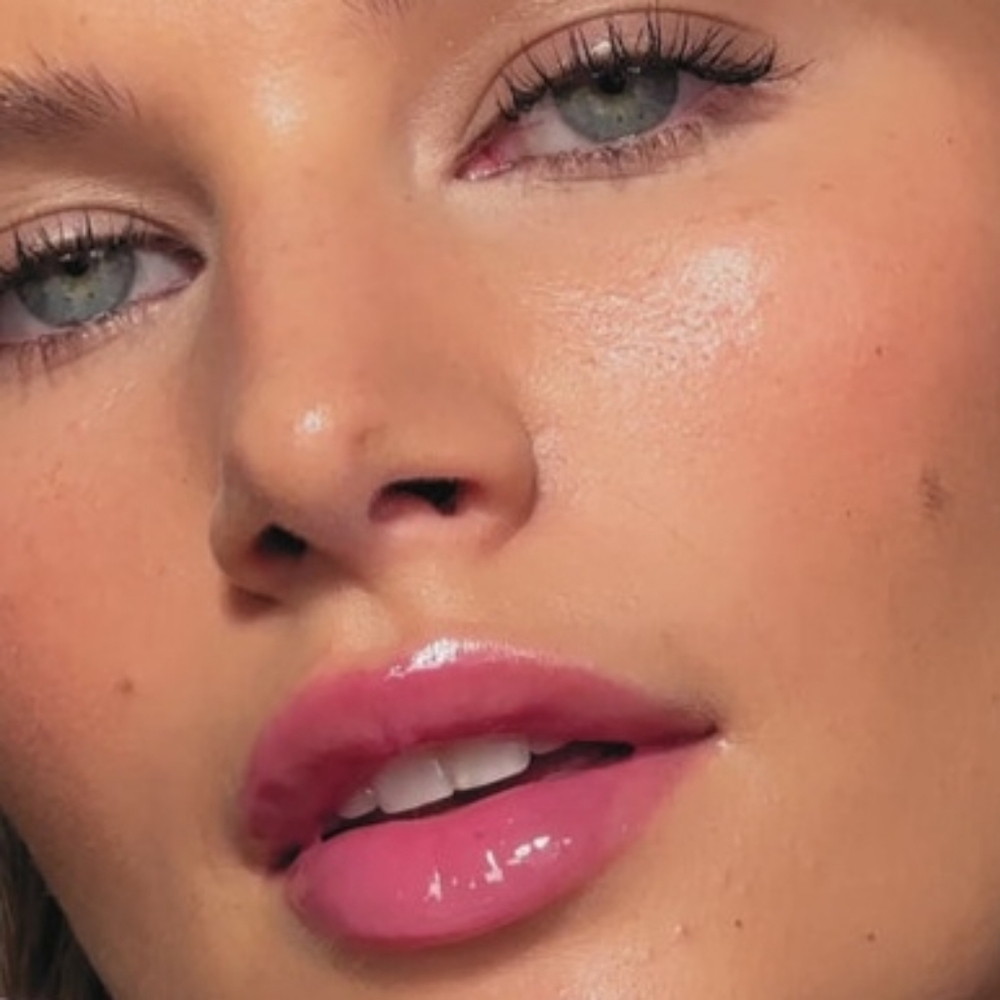 MAC X Stranger Things Lipgloss - Wild Wheeler (Sheer Bright Pink) - Picture 7 of 15